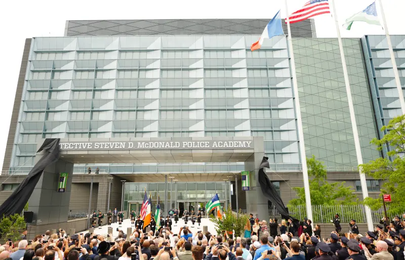 Un aspirante a policía de Nueva York dejó de vivir tras desplomarse mientras realizaba ejercicios en la Academia de Policía de Queens el lunes.