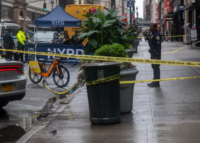 Según la policía, el conductor del camión chocó con el ciclista alrededor de las 10:50 de la mañana en la calle West 34th, cerca de la Séptima Avenida.