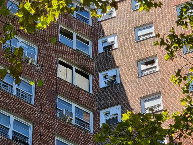 Se observan ventanas rotas en un edificio del complejo Albany Houses de la NYCHA, en Crown Heights, tras un incendio provocado por la batería de una bicicleta eléctrica. (Nicholas Williams / New York Daily News)
