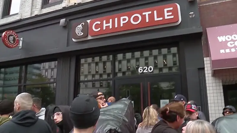 Familiares, amigos y compañeros de trabajo se reúnen en Chipotle para recordar a Jaquoya Wix.