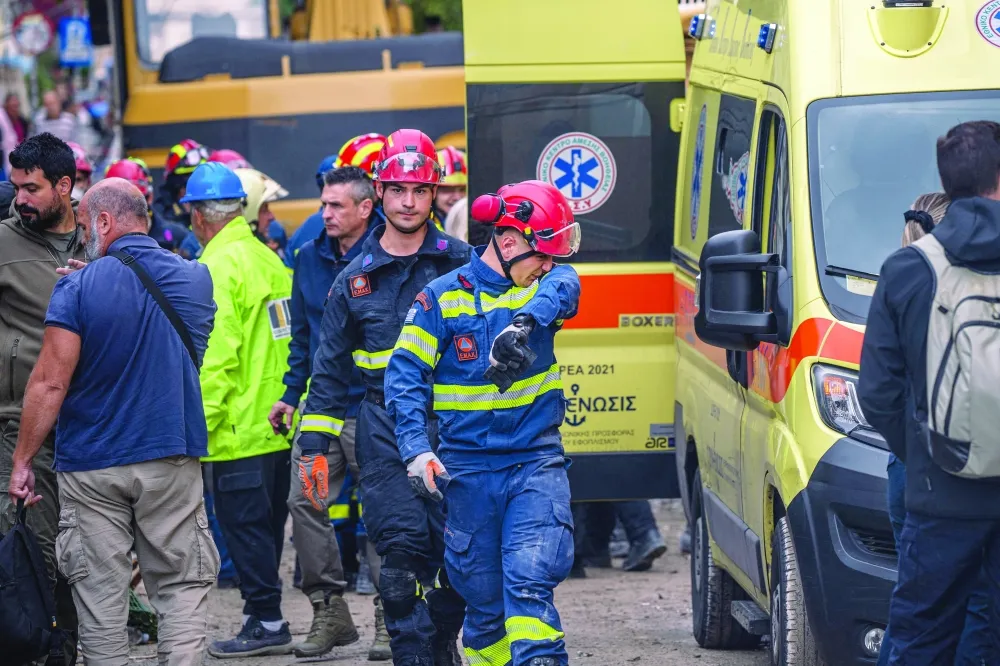 Personal de emergencias atendiendo la situación
