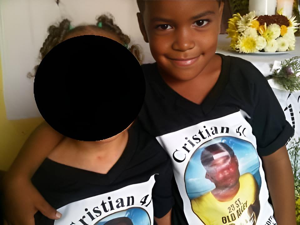 Enger pequeño con una camiseta de los 9 días de su padre Cristian Barceló.