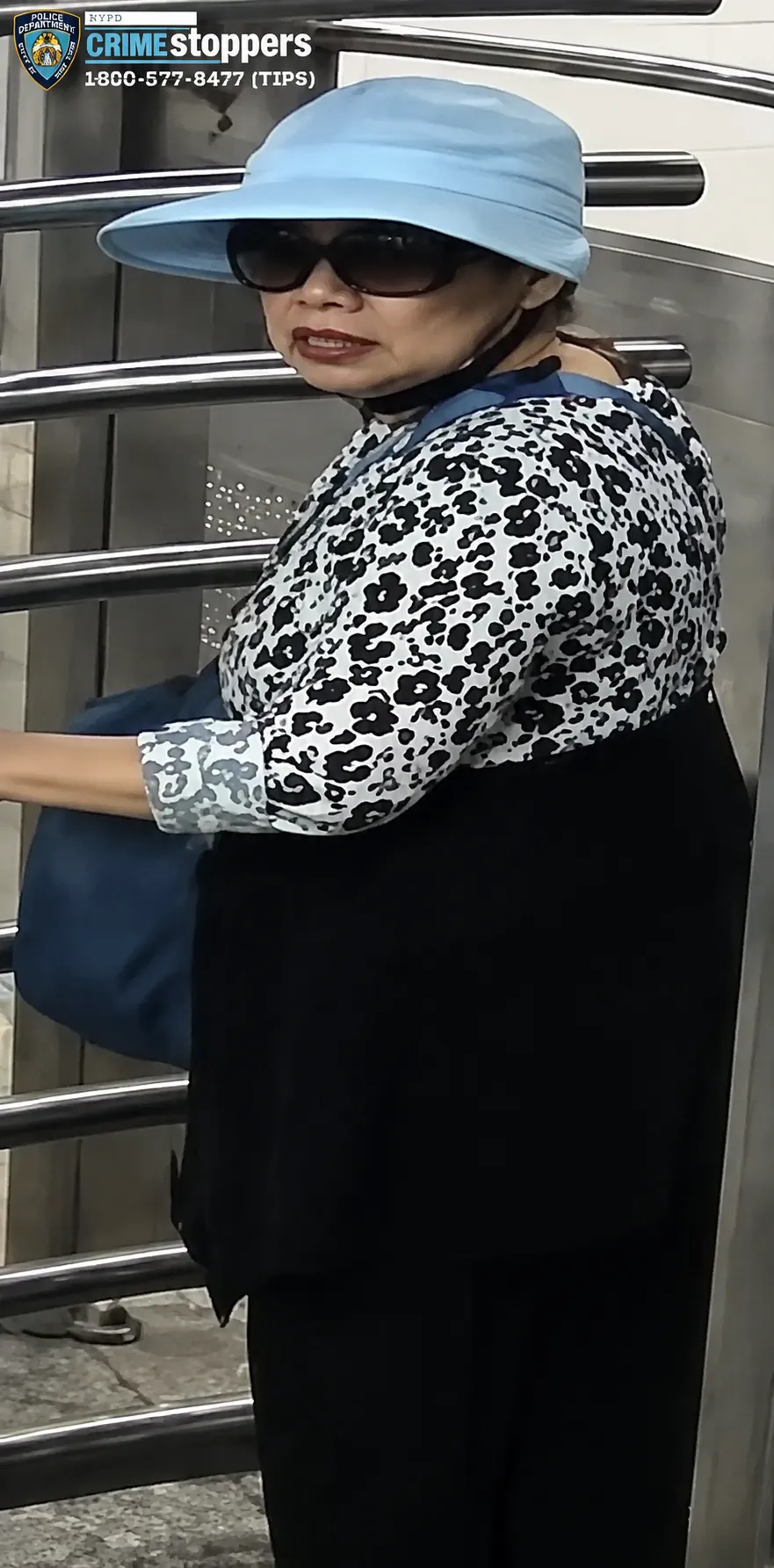 La policía está buscando a una mujer que intentó llevarse a un niño pequeño dentro de una estación de metro de Manhattan durante el verano.