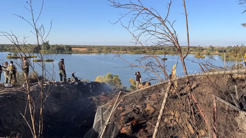 El avión monomotor de ala fija yace en llamas en lo alto del acantilado del río San Joaquín el sábado en Fresno.