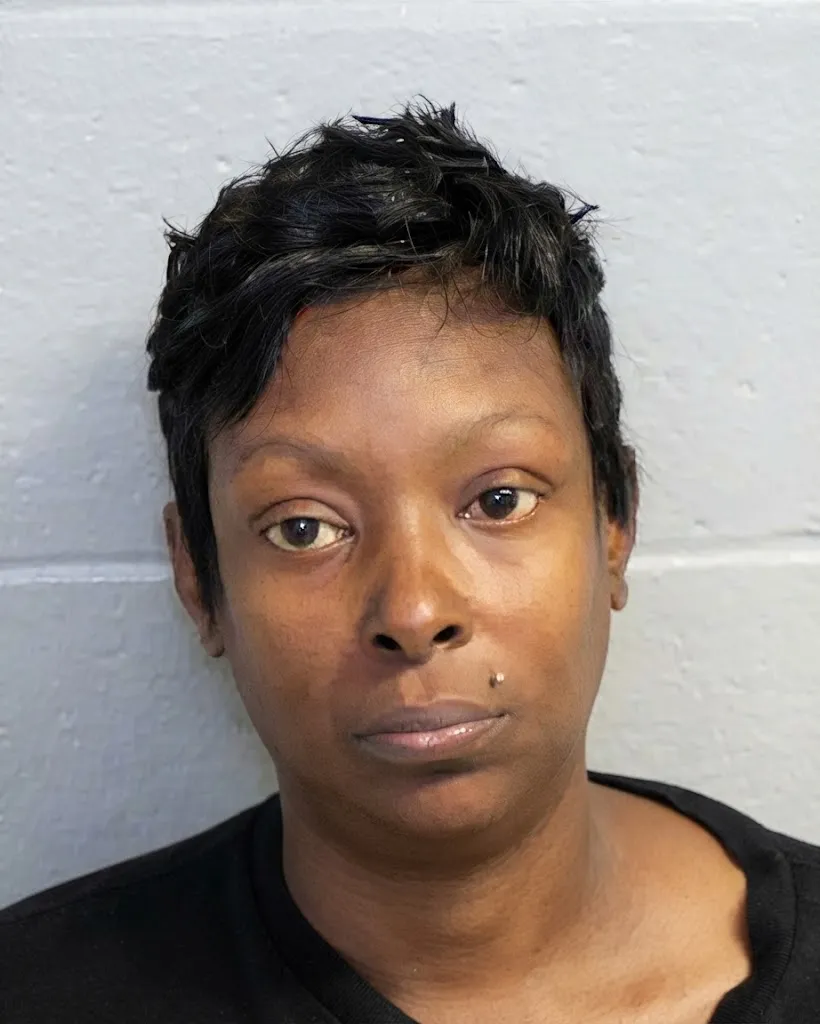 Erika Latrice Mitchell fue acusada, junto con White, de causar la pérdida de una persona en segundo grado por la partida de Bert Atienza.