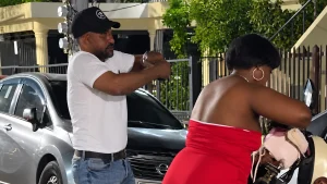 Hombre rompe celular de su pareja durante una discusión