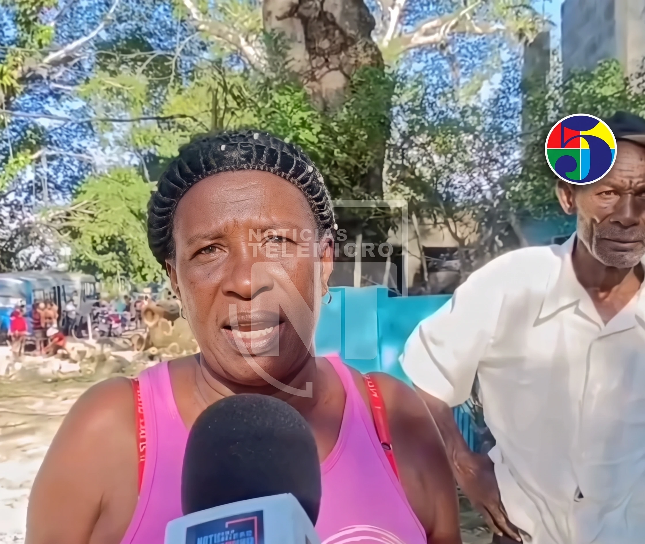 Comunitaria del lugar declarando la severidad de lo ocurrido
