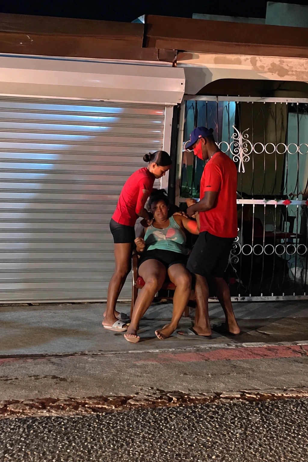 Familiar de la victima visibleemente afectada