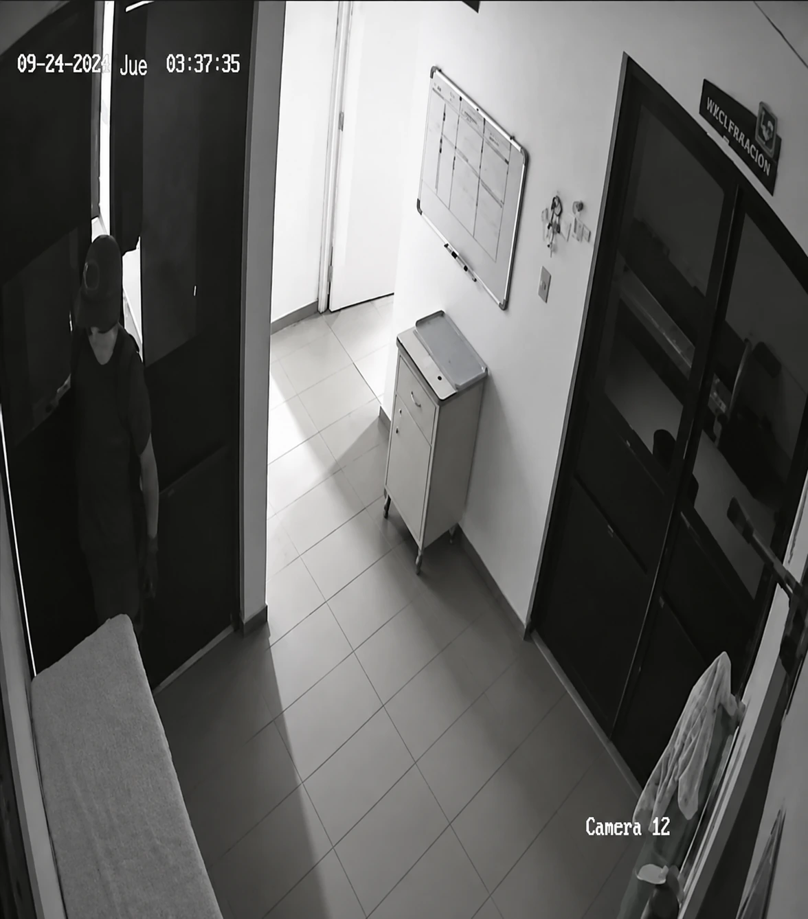 Momento en que el presunto elemento entra a la habitacion