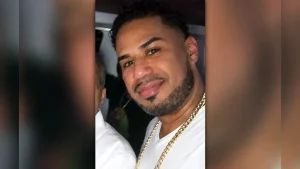 NYPD busca a sospechoso por incidente frente a club en Queens
