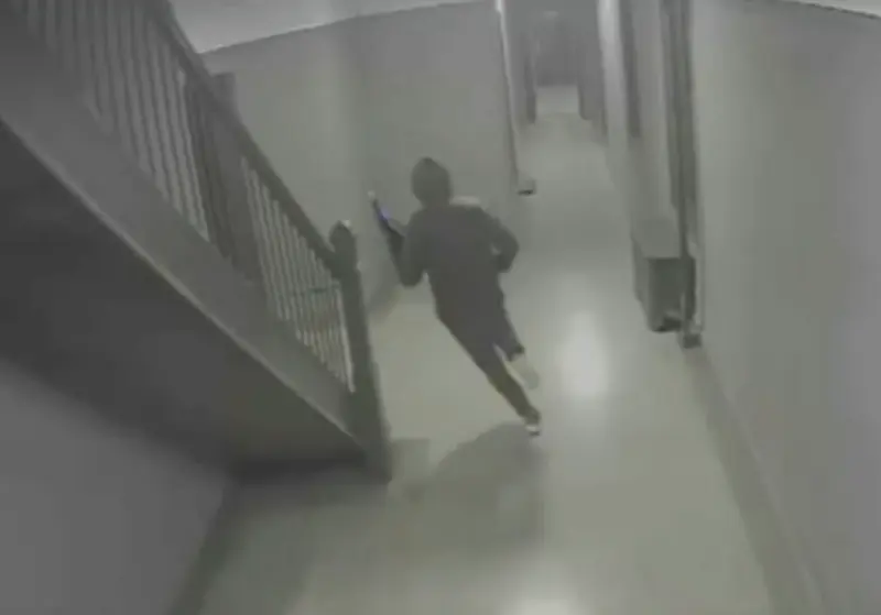 El presunto autor fue captado por las cámaras de vigilancia en ese momento.