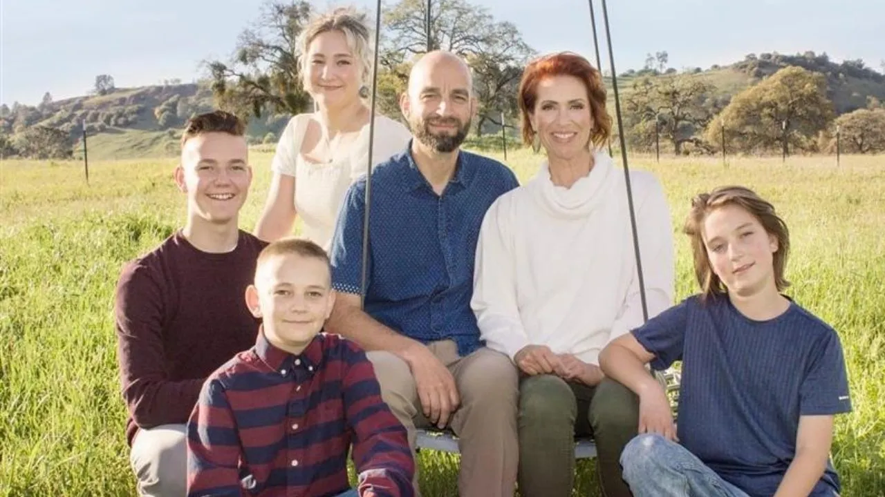 Danna Eady, de 41 años, instructora de vuelo de Auberry, dejó de existir junto con sus hijos Pavel (abajo a la izquierda) y Remus (abajo a la derecha) cuando su aeronave se estrelló en la cima de una colina cerca del aeropuerto Sierra Sky Park en Fresno el sábado.