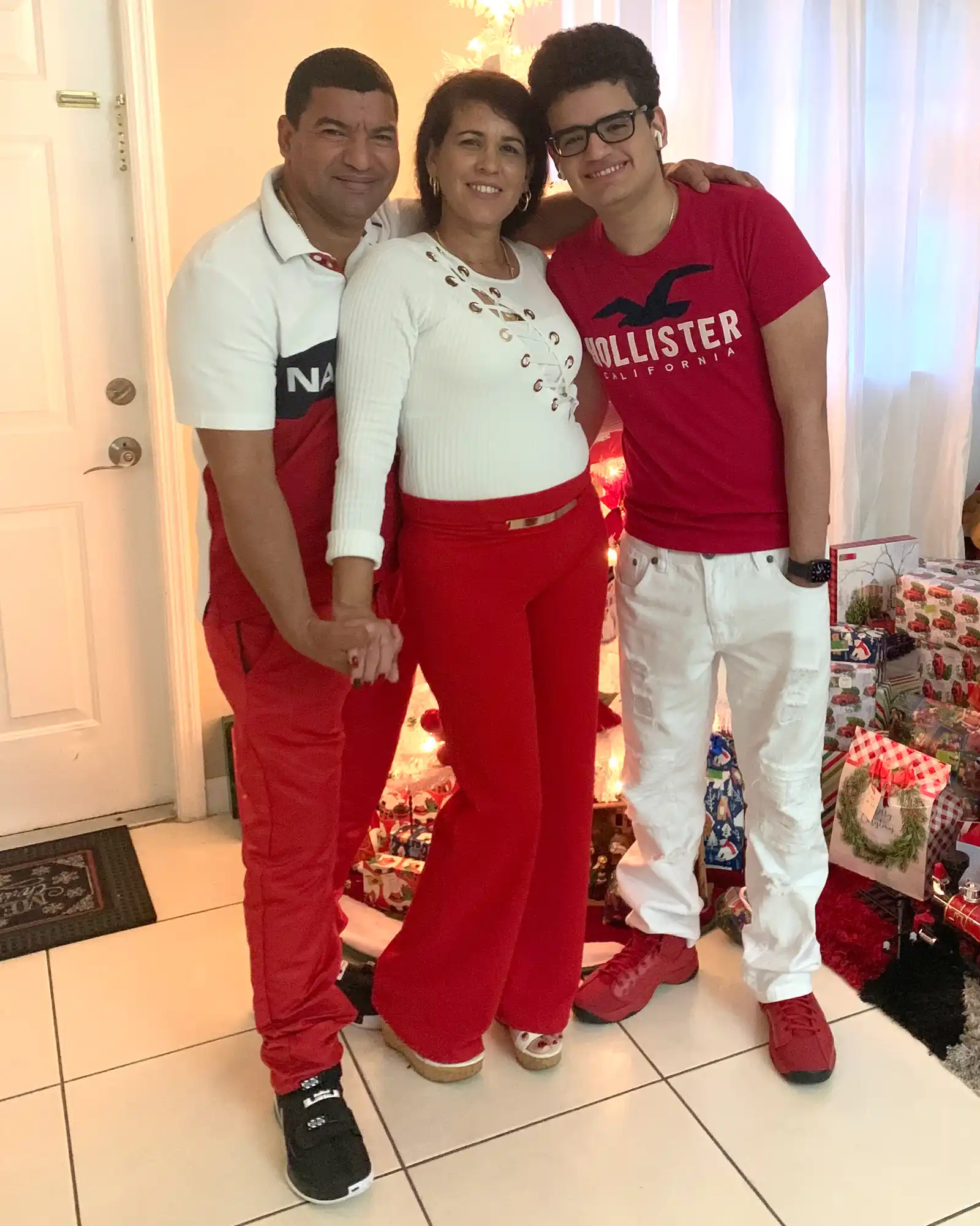 Yoel Rodríguez Naranjo (izquierda) con su esposa y su hijo.