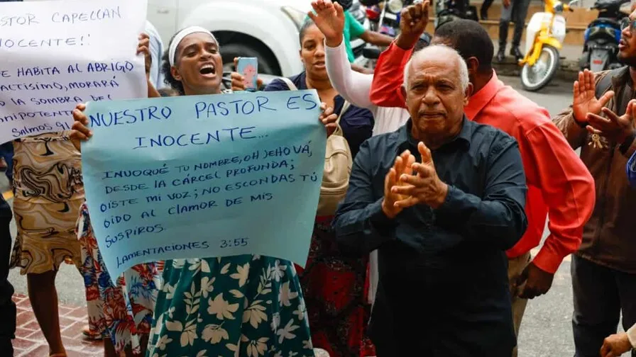 Manifestantes a favor del pastor Ángel Gabriel Capellán, de la fundación Restaurando Vida, Un Mueto que Revive, en Haina, San Cristóbal. (DIARIO LIBRE/ADRIANA SUELS)