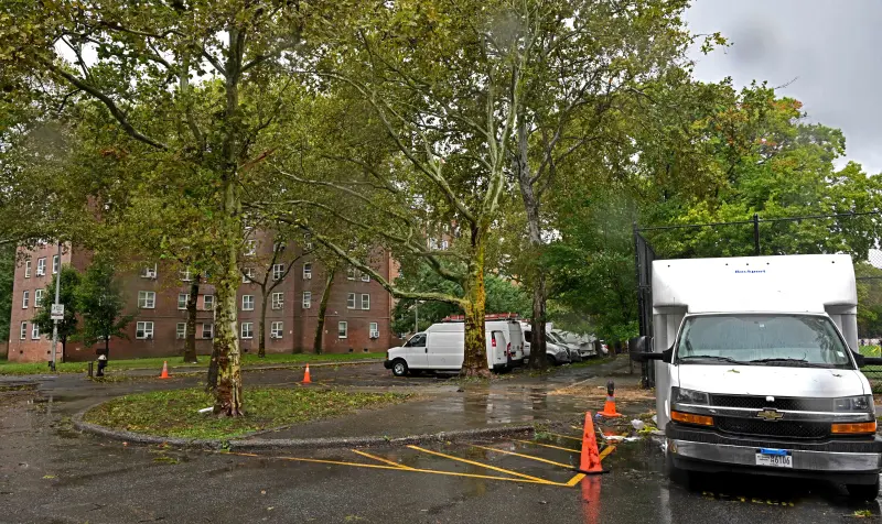 En la imagen se muestra una zona dentro del complejo de viviendas Cypress Hills Houses en Brooklyn, Nueva York, cerca del lugar donde Leighton Brown, trabajador de NYCHA, dejó de vivir a causa de la caída de un árbol.