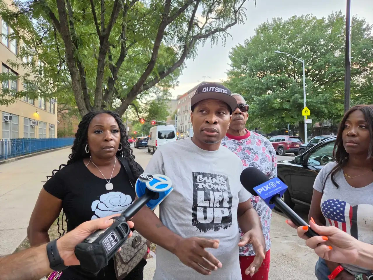 El padre de Lovay Williams, NuQuan Williams, habla con la prensa durante el lanzamiento de globos en honor a su hija en Harlem el lunes. (Nicholas Williams / New York Daily News)