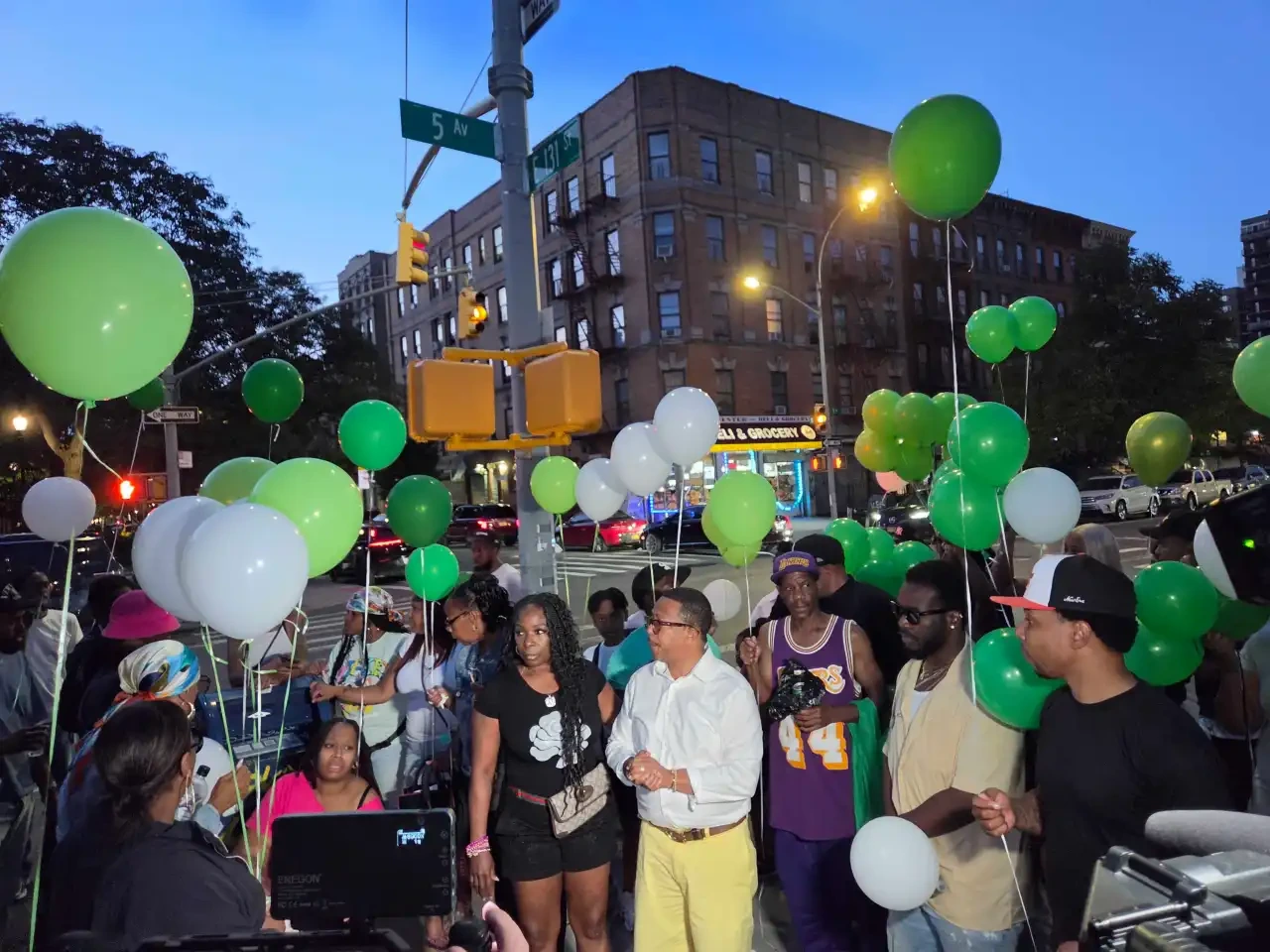 Familiares y amigos de Lovay Williams durante una suelta de globos en su honor en Harlem el lunes. (Nicholas Williams / New York Daily News)