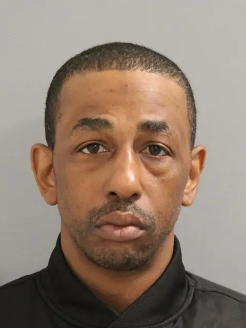 Jemmal Bryan fue acusado de ser un importante narcotraficante después de que la policía allanara su casa en julio y recuperara más de medio millón de dosis letales de fentanilo, junto con instrumentos de fuego y otros narcóticos.