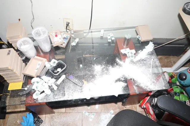 En julio, durante un allanamiento realizado en el domicilio del acusado Bryan, se recuperaron más de medio millón de dosis de sustancias, junto con instrumentos de fuego y otros narcóticos.