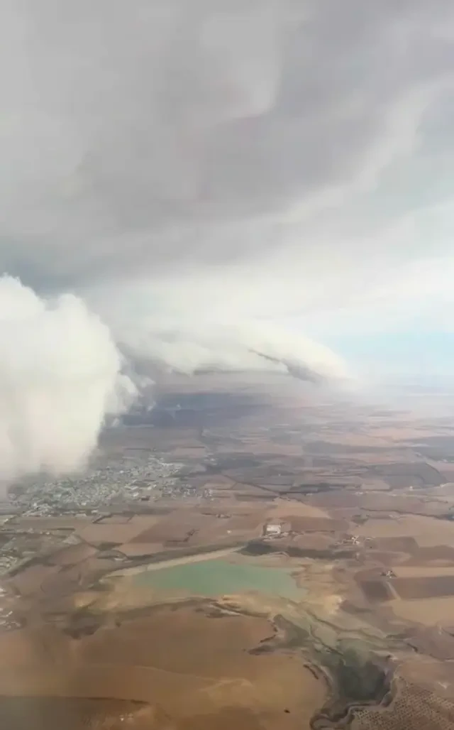 La tormenta provocó fuertes turbulencias en el avión.