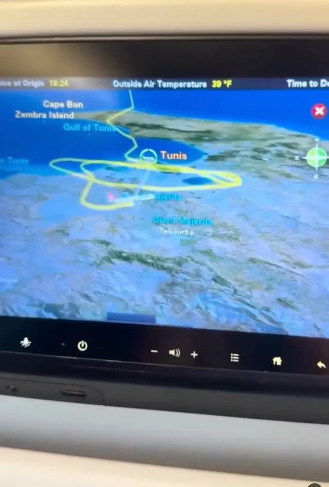 Finalmente, el vuelo se desvió para aterrizar a 60 millas al sur de Túnez.