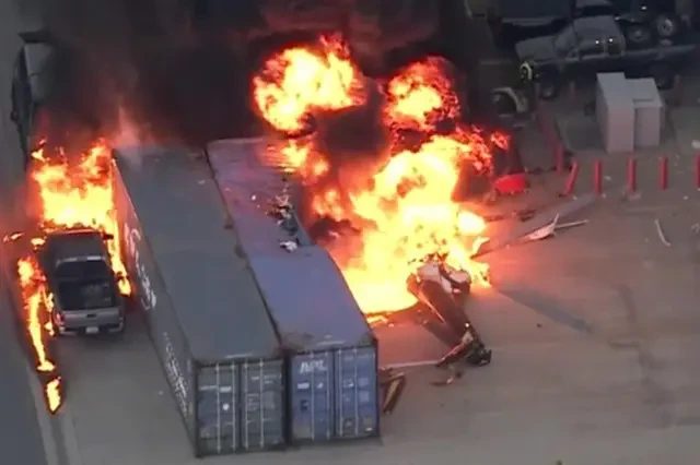 El helicóptero se incendió tras estrellarse cerca de unos almacenes.