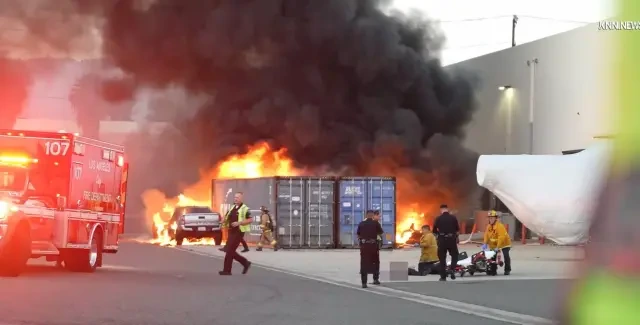 El helicóptero aterrizó en un estacionamiento cerca de autos que también estaban en llamas cuando llegaron los bomberos.
