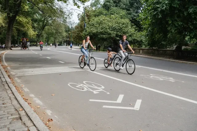 Se puede ver a gente montando en bicicleta en Central Park.