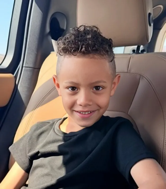 George, de 6 años, mide 1,27 metros de altura, pesa aproximadamente 20 kilos y tiene el pelo y los ojos castaños.