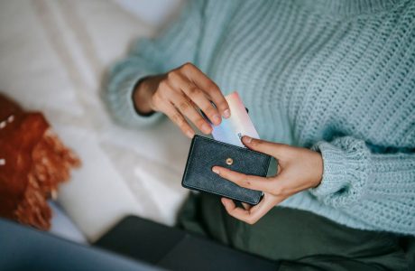 Persona sacando una tarjeta bancaria de su cartera