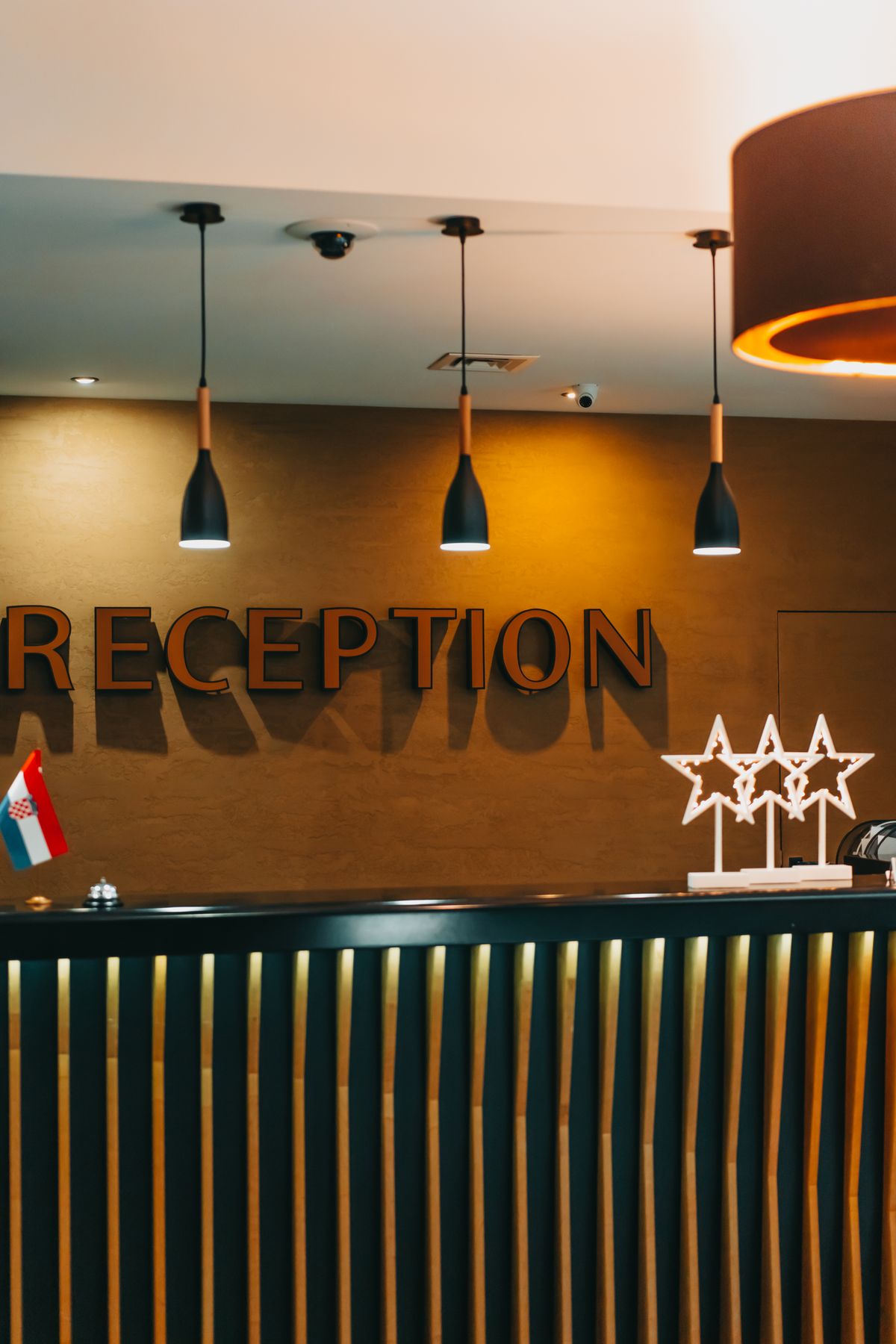 Mostrador de recepción de un hotel con iluminación moderna
