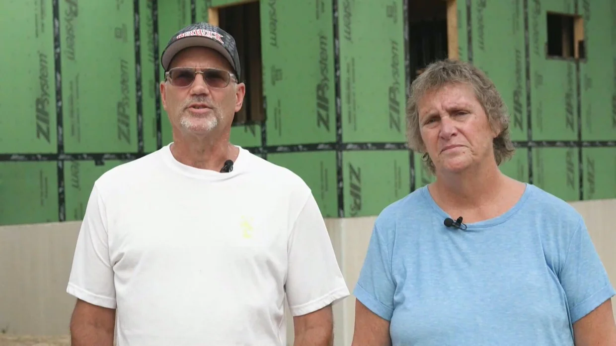 David y Marilee Kiliti frente a la casa de sus sueños, actualmente en construcción.