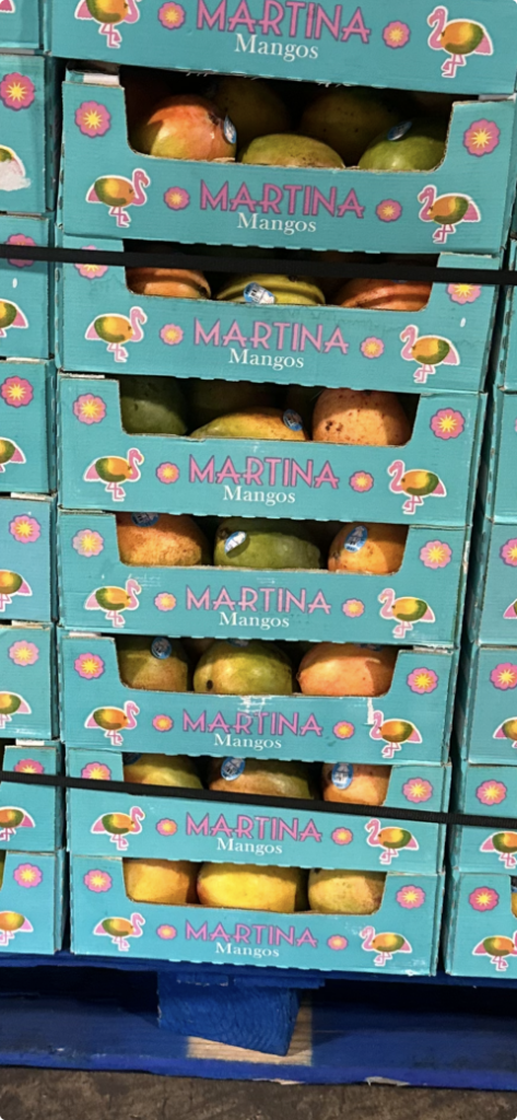 Caja de mangos de la marca Martina incluida en el retiro
