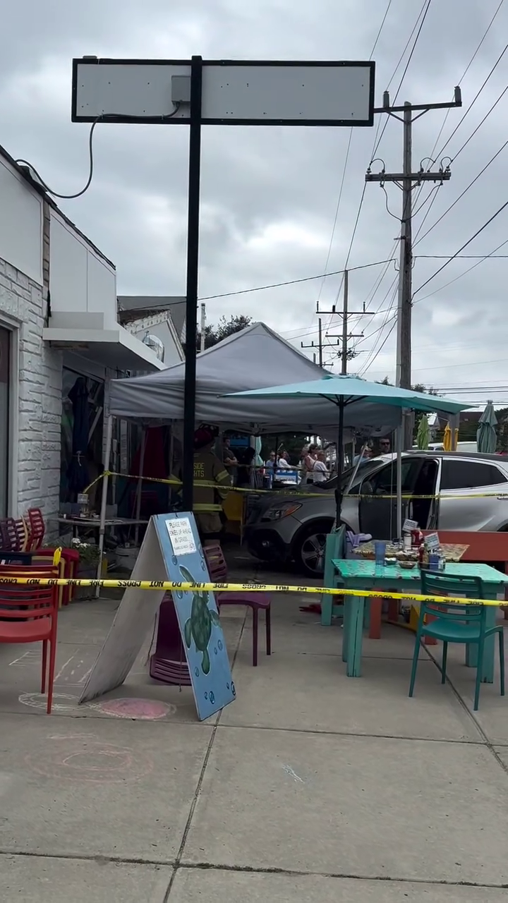 Un automóvil protagonizó un suceso vial contra un patio lleno de comensales en Meg's Grill en Lavallette, Nueva Jersey, el sábado.