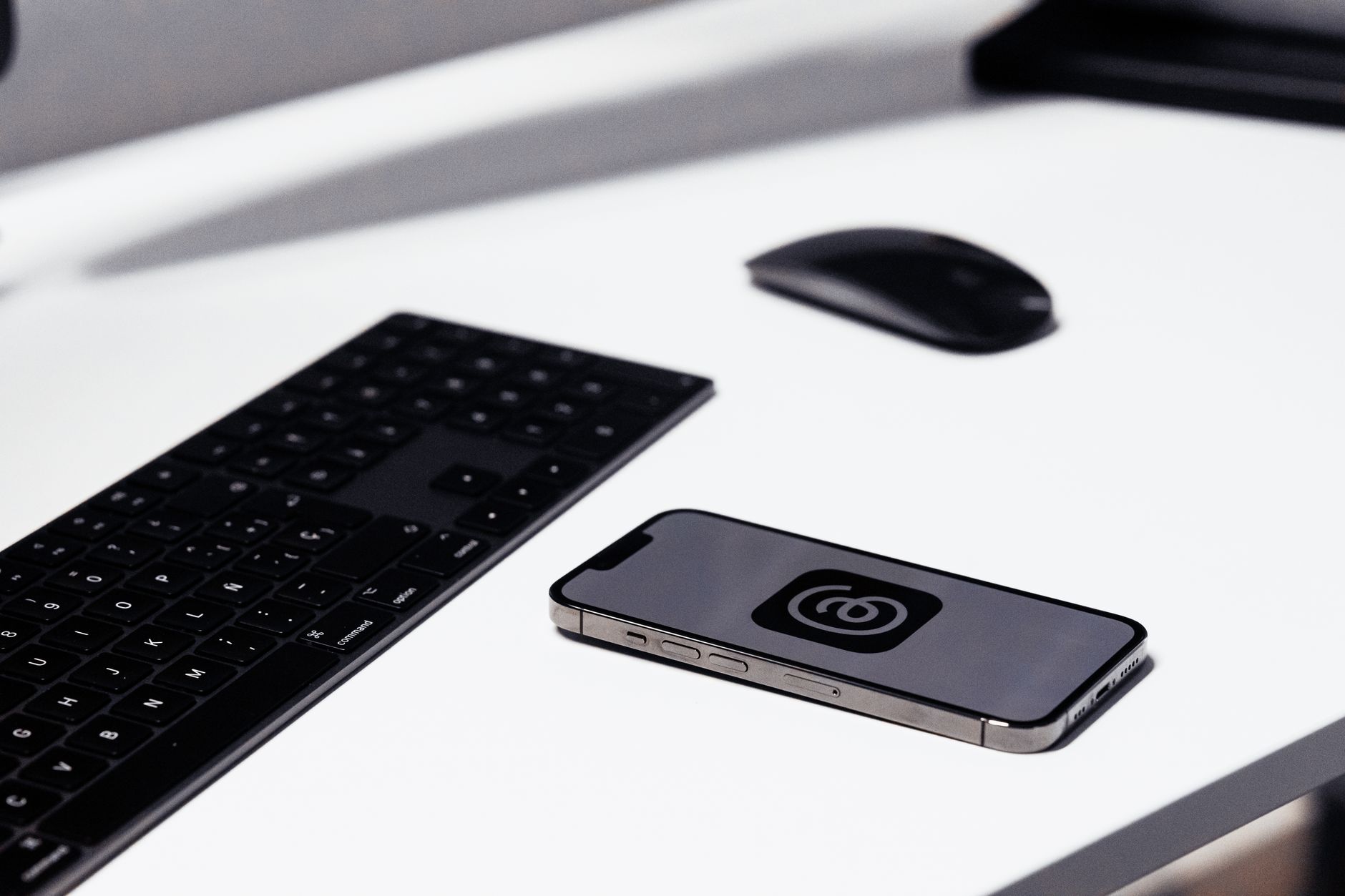 Teléfono inteligente junto a una computadora para controlar pagos