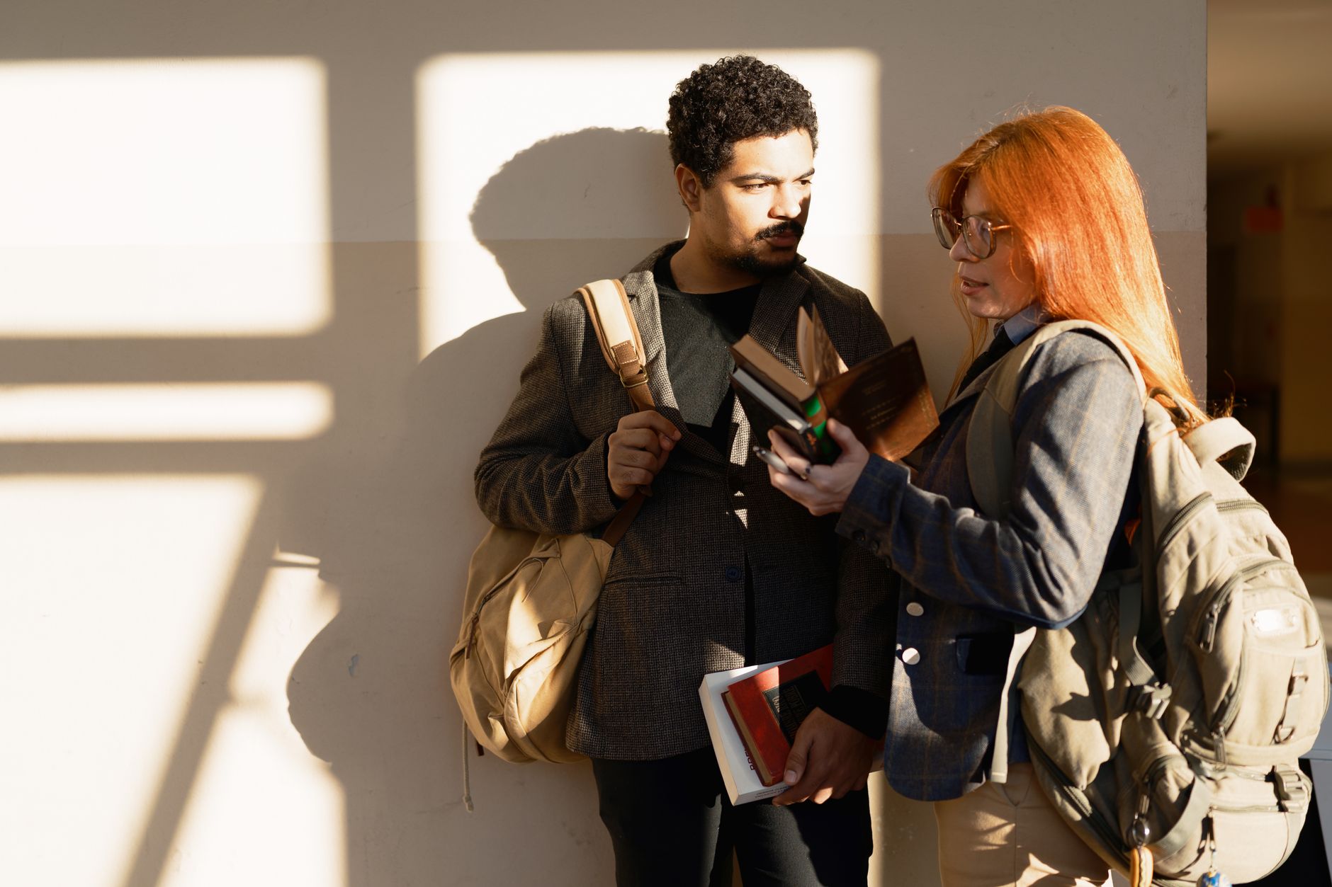 Dos personas conversando antes de tomar una decisión financiera