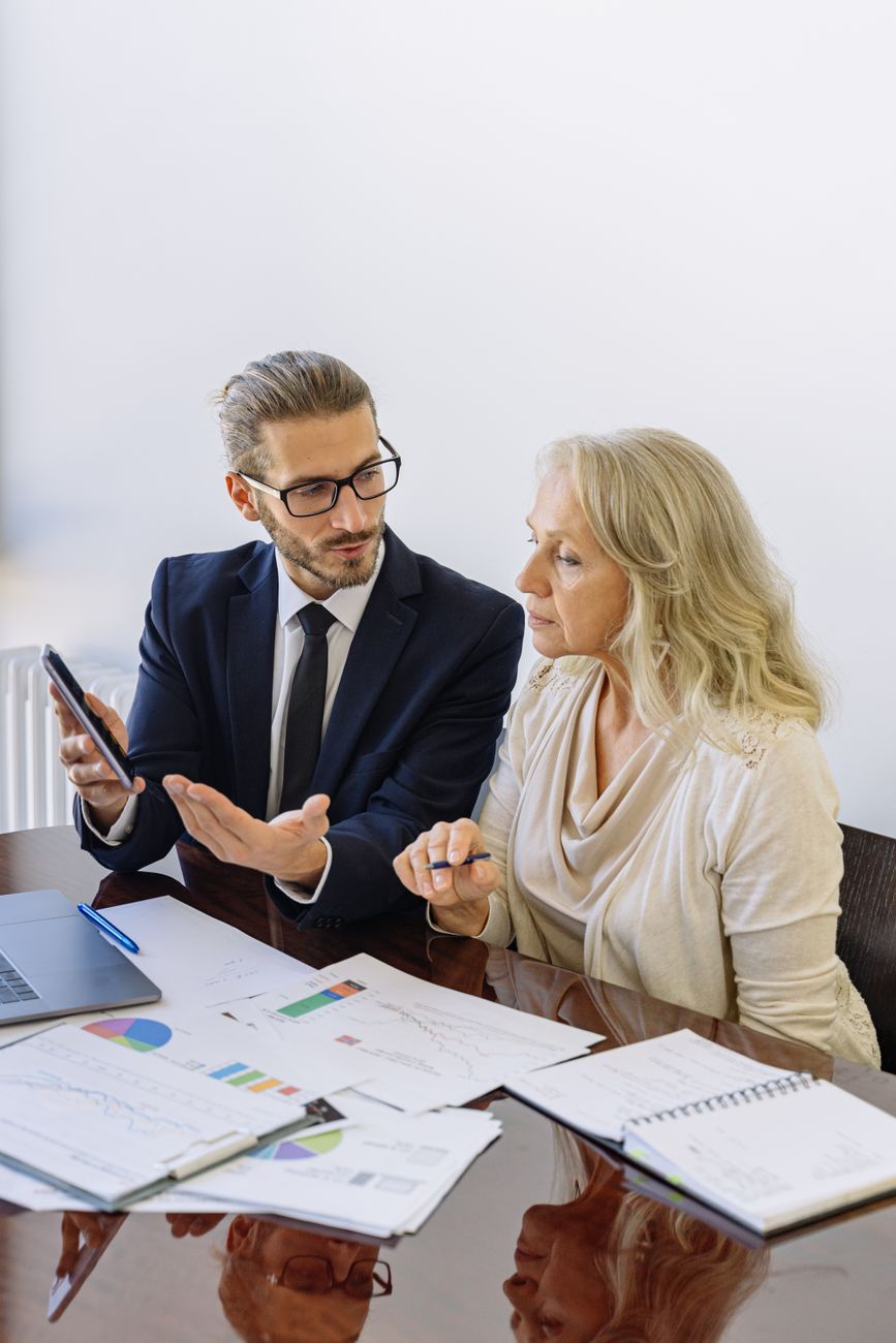 Consultor y cliente conversando sobre una decisión financiera