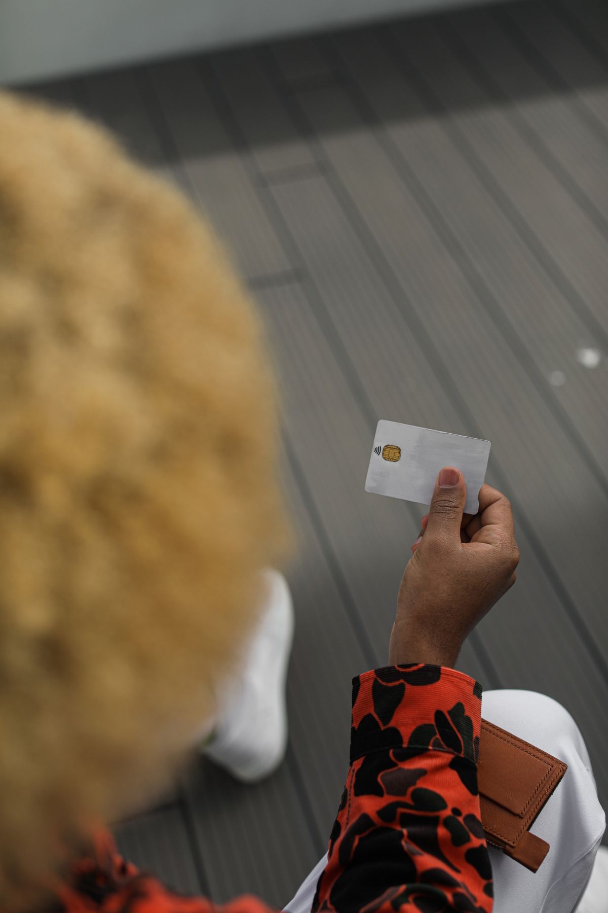 Persona sosteniendo una tarjeta bancaria