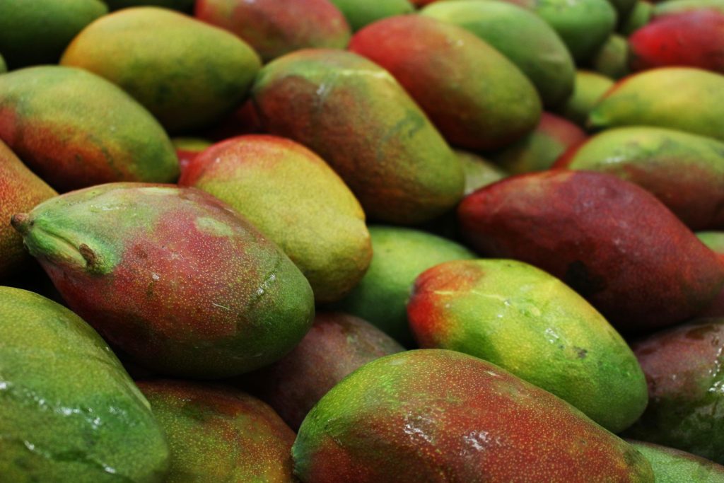 Mangos frescos apilados para su venta