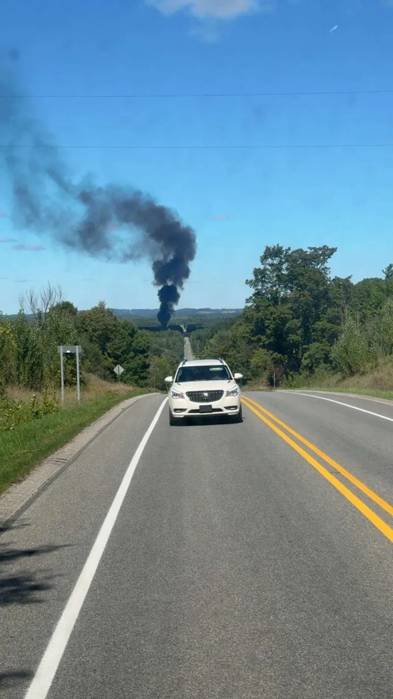 El jueves 17 de septiembre de 2026 se observa la escena de un suceso aéreo, posiblemente de un F-16, cerca de la carretera del condado 633 y la carretera del ayuntamiento de Blair, en el municipio de Blair, al norte de Michigan.