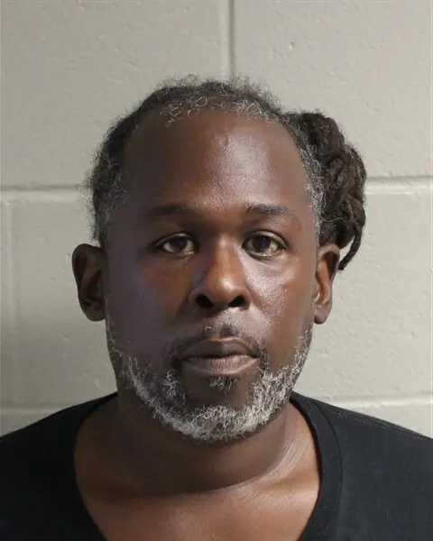 Fotografía de Travis Lathan White tras su detención por el incidente a un Walmart en Norfolk, Virginia.