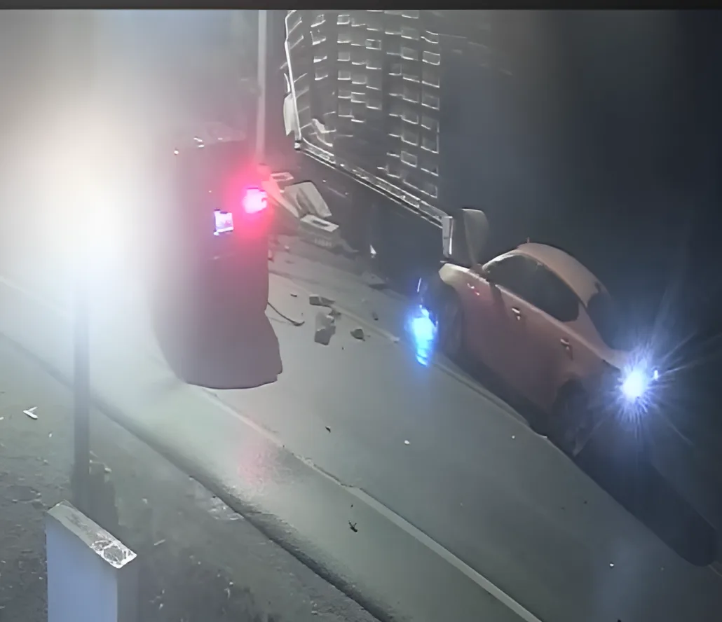 En el video disponible se muestran imágenes de cámara de seguridad captando el momento