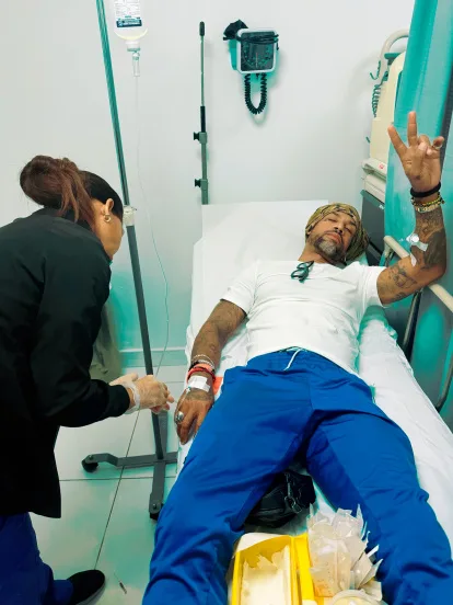 Vakeró compartió esta imagen desde un centro médico y aseguró a sus seguidores que no se trata de “nada serio”.Vakeró