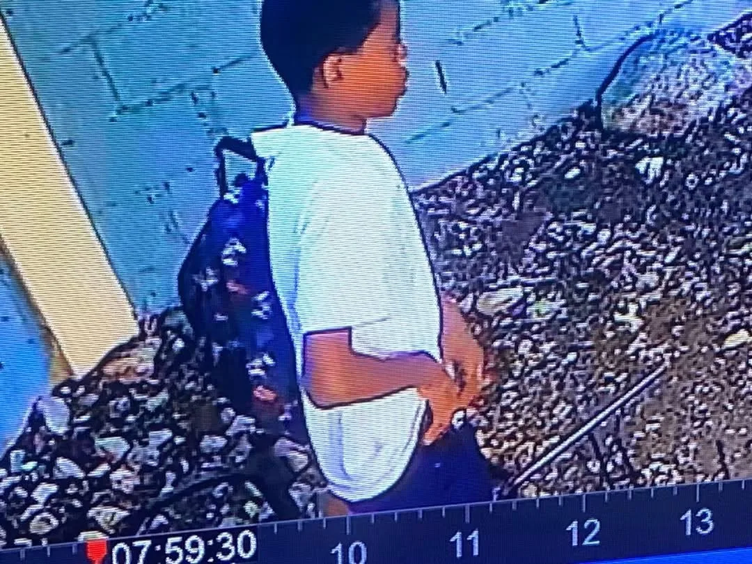 Momento en que la camara capta que el joven se esta tocando el objeto ilicito al entrar al recinto escolar