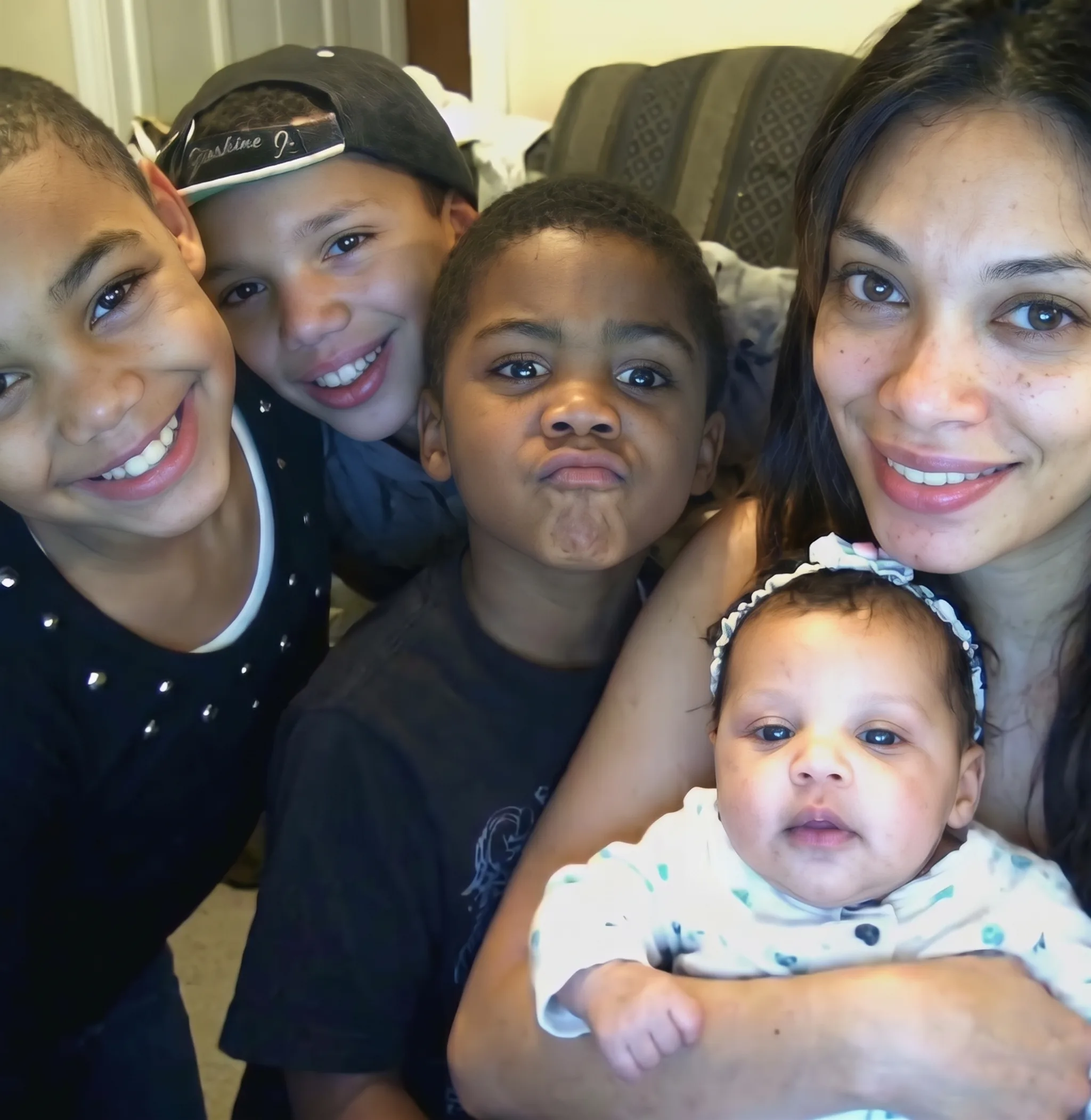 Tanya Seaberry en una version joven con sus hijos