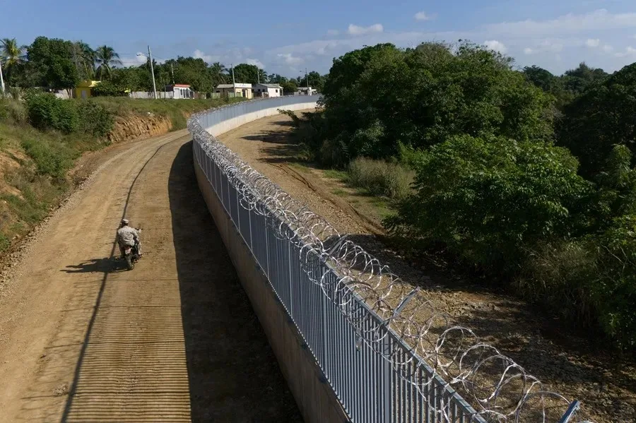 Fotografía de archivo del muro que el Gobierno dominicano construye a lo largo de su frontera con Haití, en Dajabón (República Dominicana). 