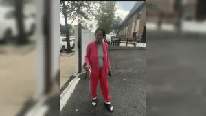 Dominicana regresa al país tras 26 años y abraza a su familia