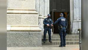 Policía investiga incidente dentro de vivienda en Queens