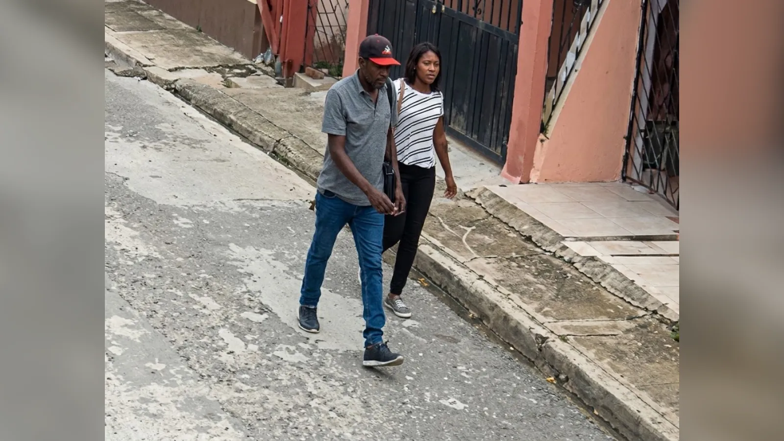 Mujer denuncia incidente tras encuentro con hombre en Monte Plata