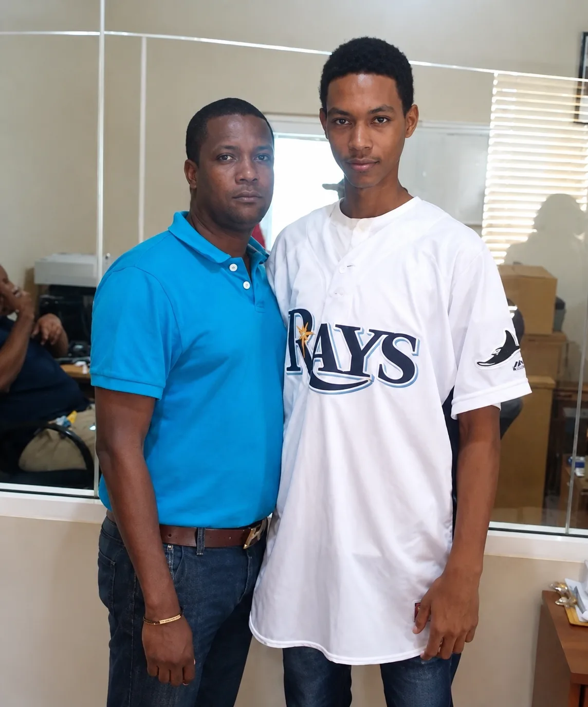 El reconocido entrenador de béisbol Víctor Brook "Guayo" junto a Cristopher Sánchez el día que firmó al profesionalismo con Tampa Bay Rays.
